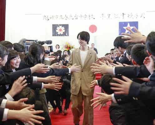 山崎賢人、中学校の卒業式にサプライズ登場 生徒のプレゼントに涙こらえる<羊と鋼の森>