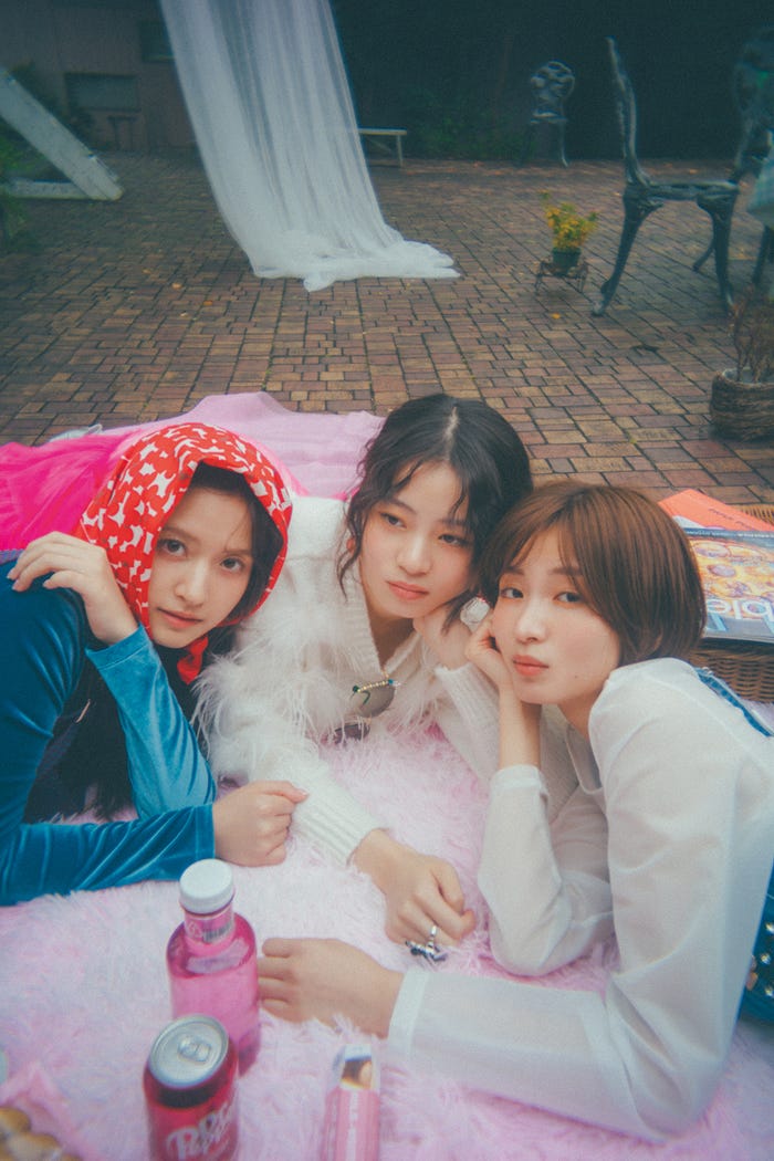 金川紗耶、三浦理奈、岡崎紗絵(提供写真)