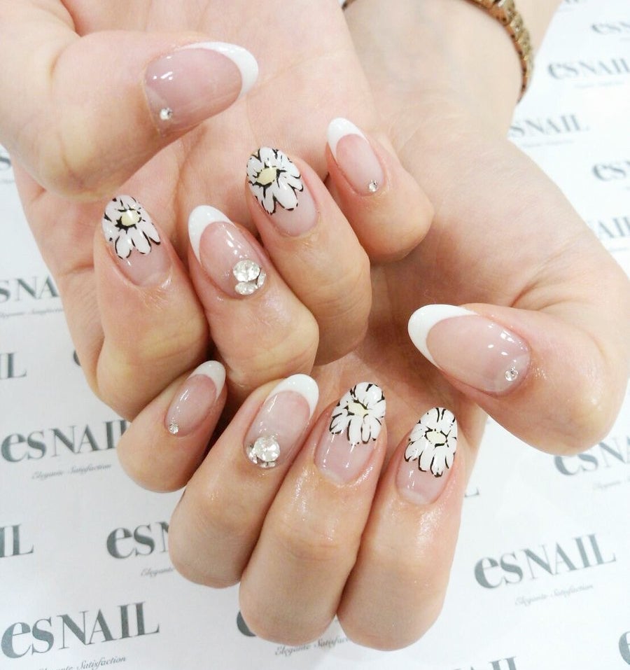 クリーンな白をトレンドのボタニカルに合わせて（画像提供：esNAIL）