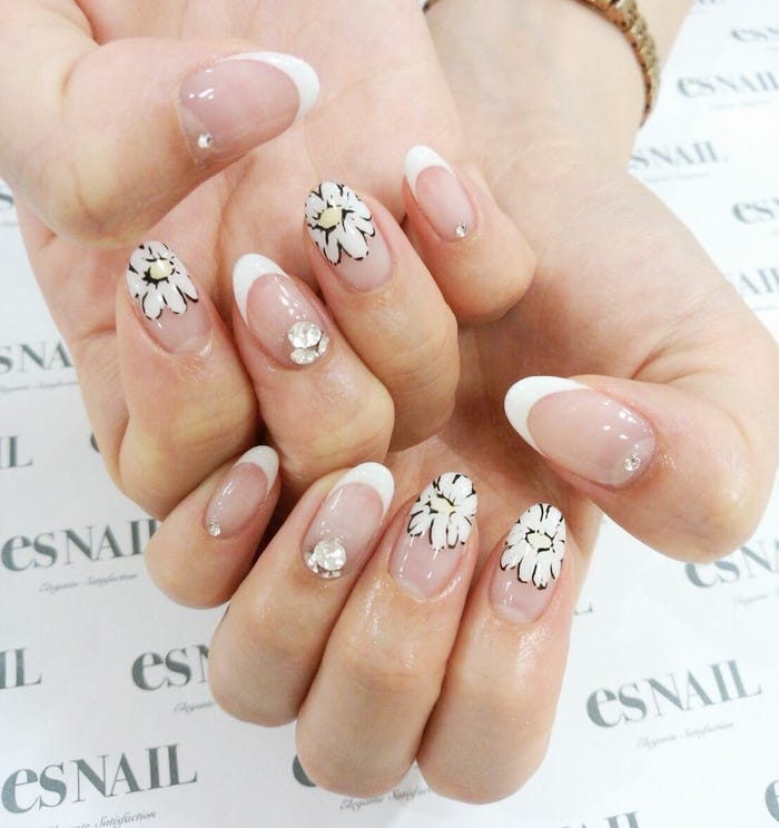 クリーンな白をトレンドのボタニカルに合わせて(画像提供:esNAIL)