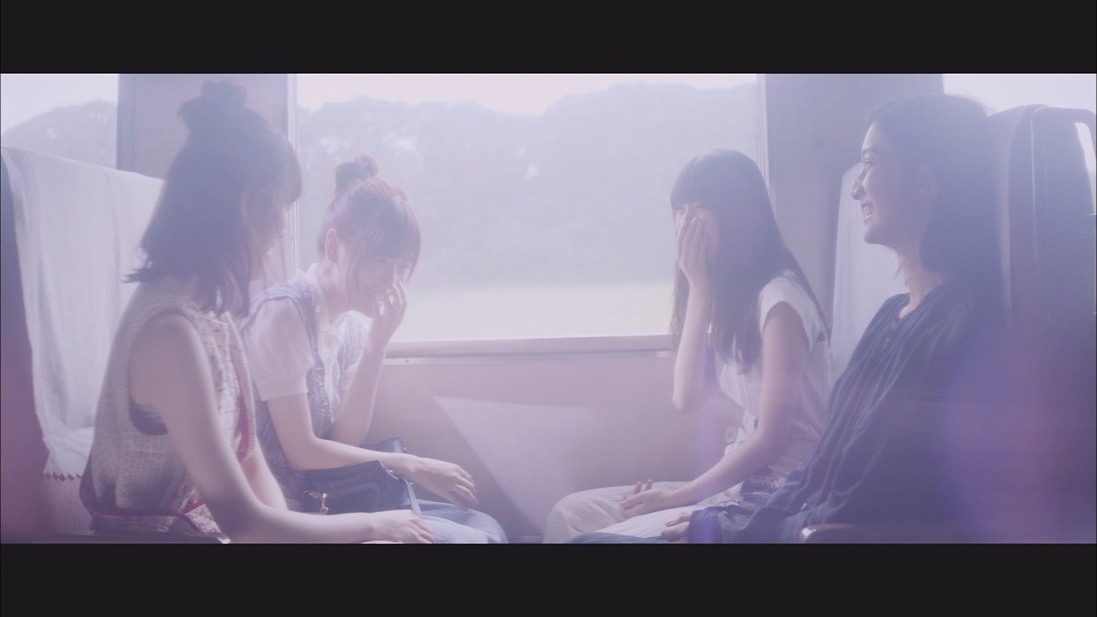 乃木坂46「路面電車の街」MVより（提供写真）