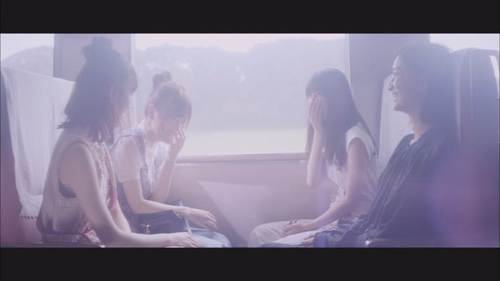 乃木坂46「路面電車の街」MVより(提供写真)