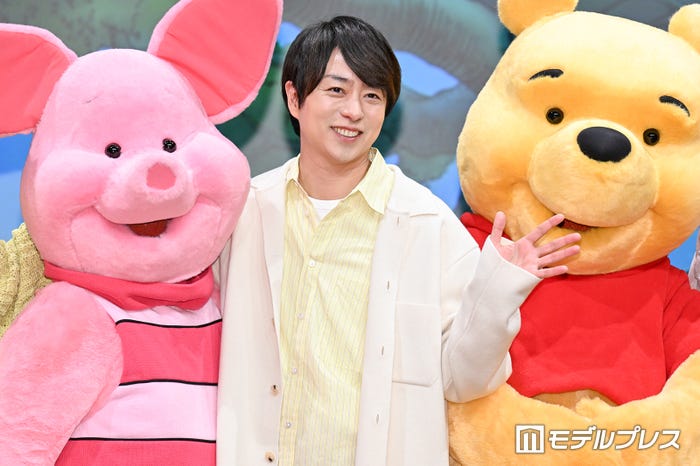 ピグレット&プーに挟まれる櫻井翔(C)モデルプレス