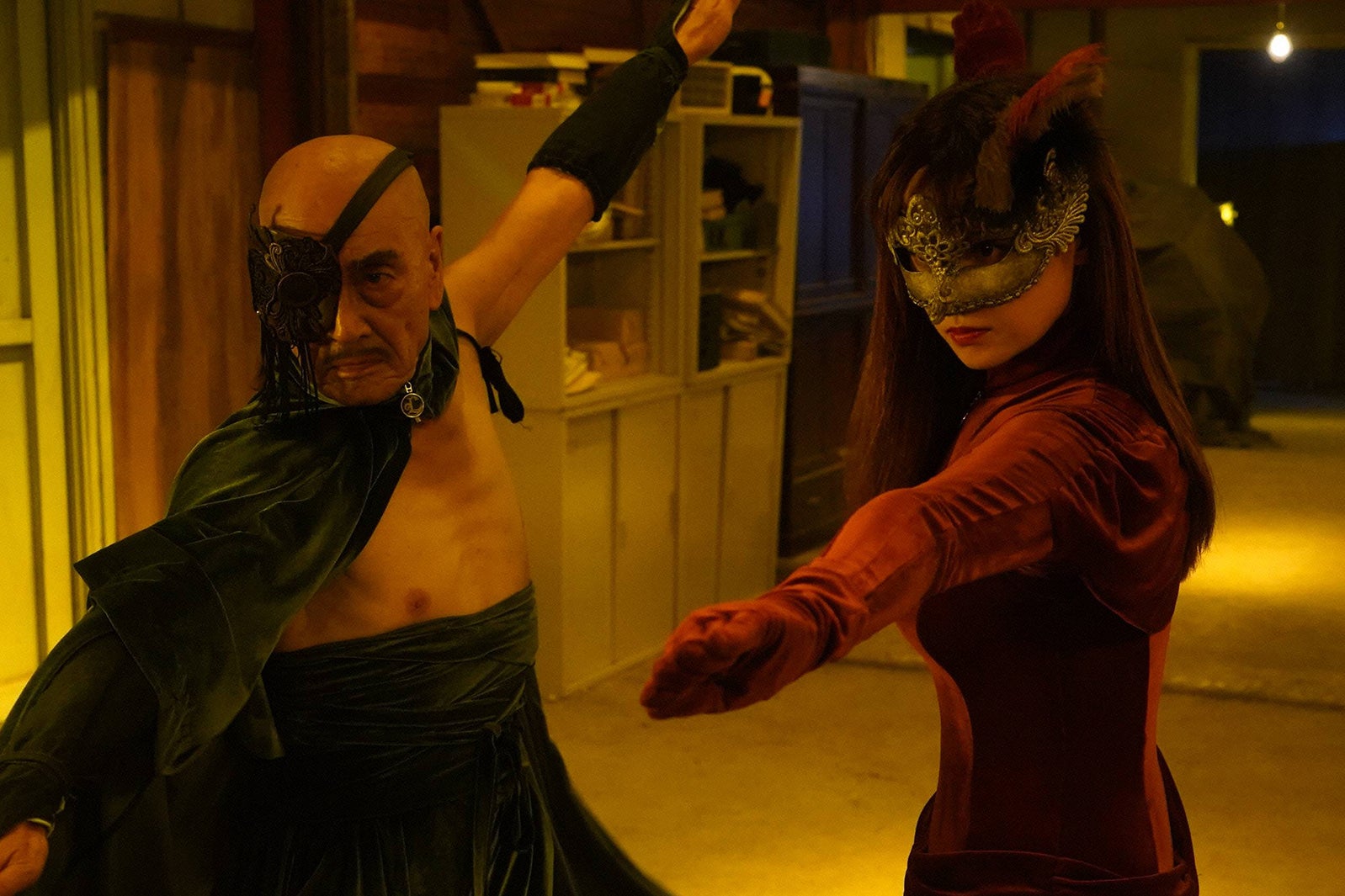 麿赤兒、深田恭子（C）フジテレビ