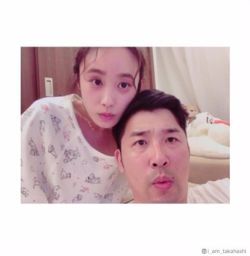 高橋愛、夫・あべこうじにピタッ　“リラックスショット”に「ほっこり夫婦」「似てきた？」の声