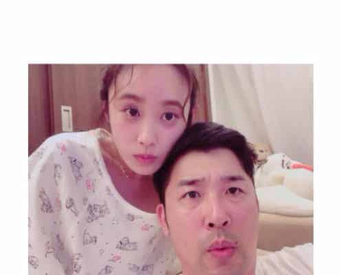 高橋愛、夫・あべこうじにピタッ “リラックスショット”に「ほっこり夫婦」「似てきた?」の声