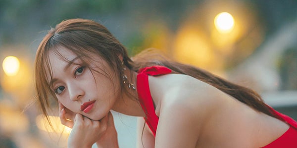 梅澤美波、艶やか赤ドレス先行カット公開