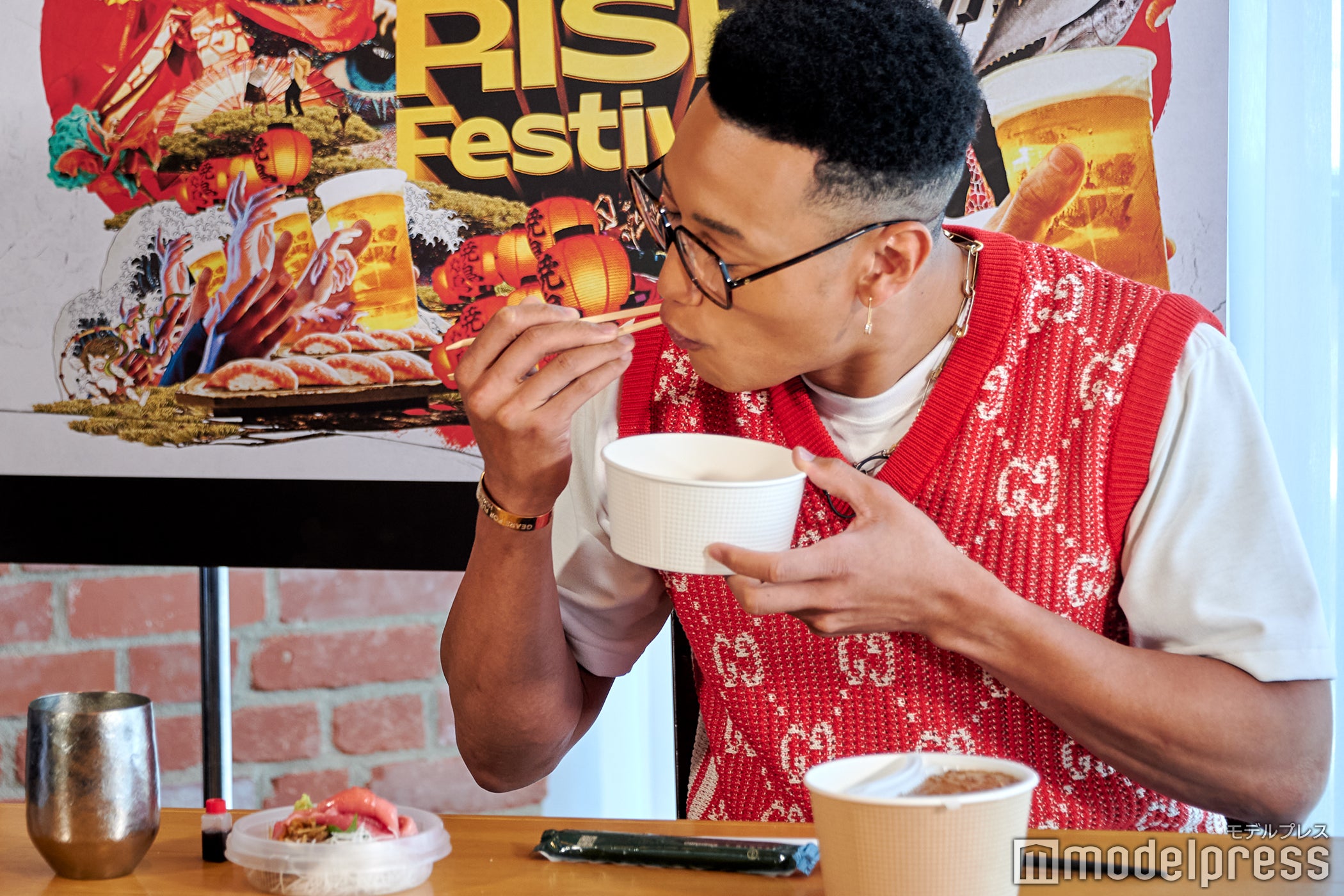 マグロ丼をぱくり（C）モデルプレス