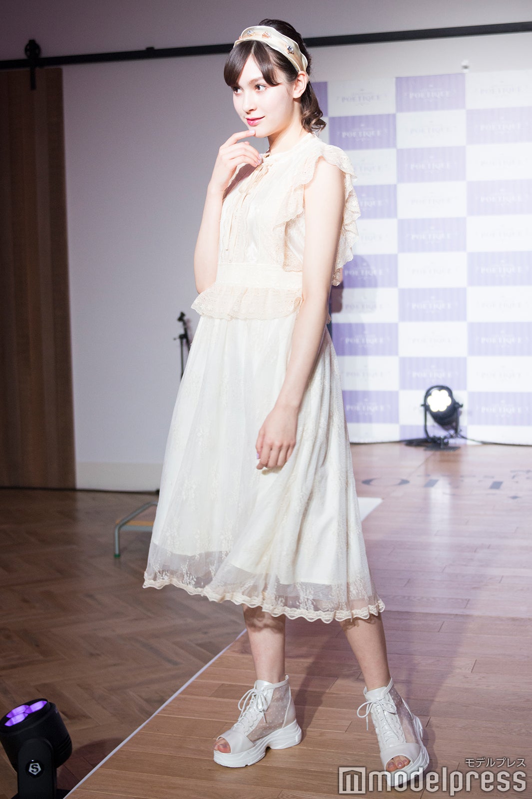 レースの透け感が春らしいワンピース（C）モデルプレス