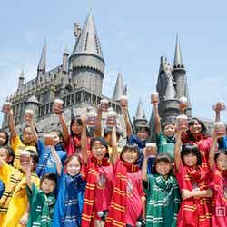 映画「ハリー・ポッター」の世界を忠実に再現した新エリア「ウィザーディング・ワールド・オブ・ハリー・ポッター」がお披露目(中央)加藤清史郎と妹の加藤智恵里