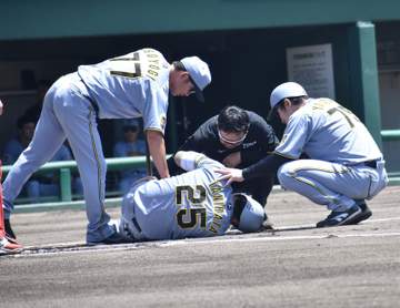 阪神 ドラ2谷端にアクシデント 初回いきなり自打球が右足を直撃 自力で立てず交代