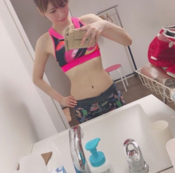 “可愛すぎるビール売り子”ほのか、くっきり曲線の“くびれ”披露　美しさ際立つボディに釘付け