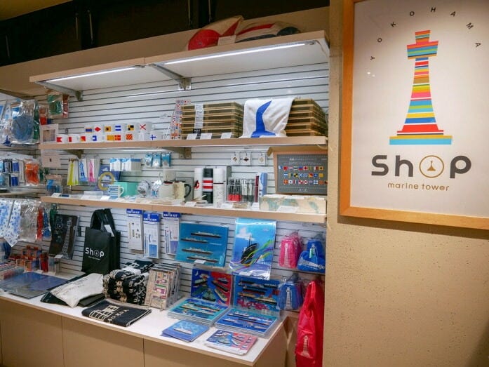「マリンタワーショップ」ではマリンタワーオリジナルグッズやヨコハマ・グッズ「横濱001」の商品を取り揃えています（10:00～19:00）（2022年9月1日撮影）