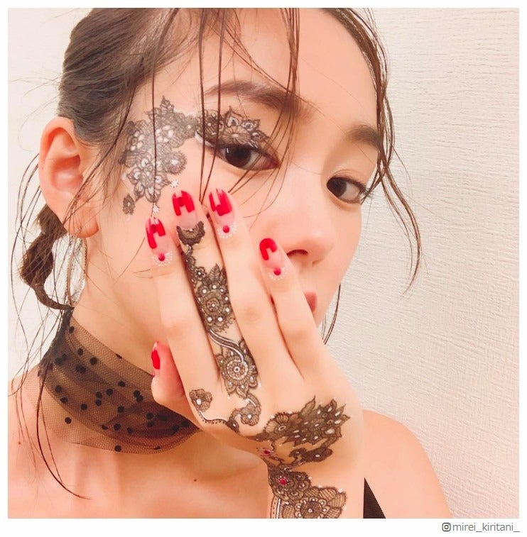 桐谷美玲、繊細すぎる“ボディペイント”に「芸術的な綺麗さ」「すごい」と反響