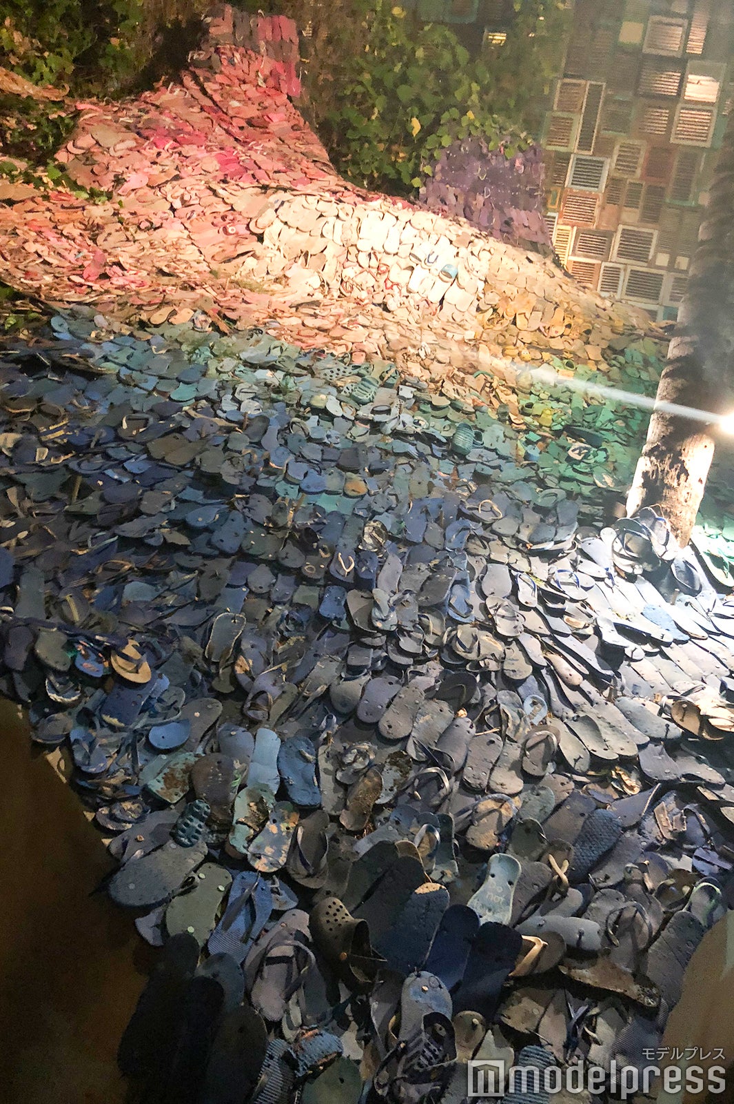 海で見つかったビーチサンダルのゴミで作られたモニュメント（C）モデルプレス