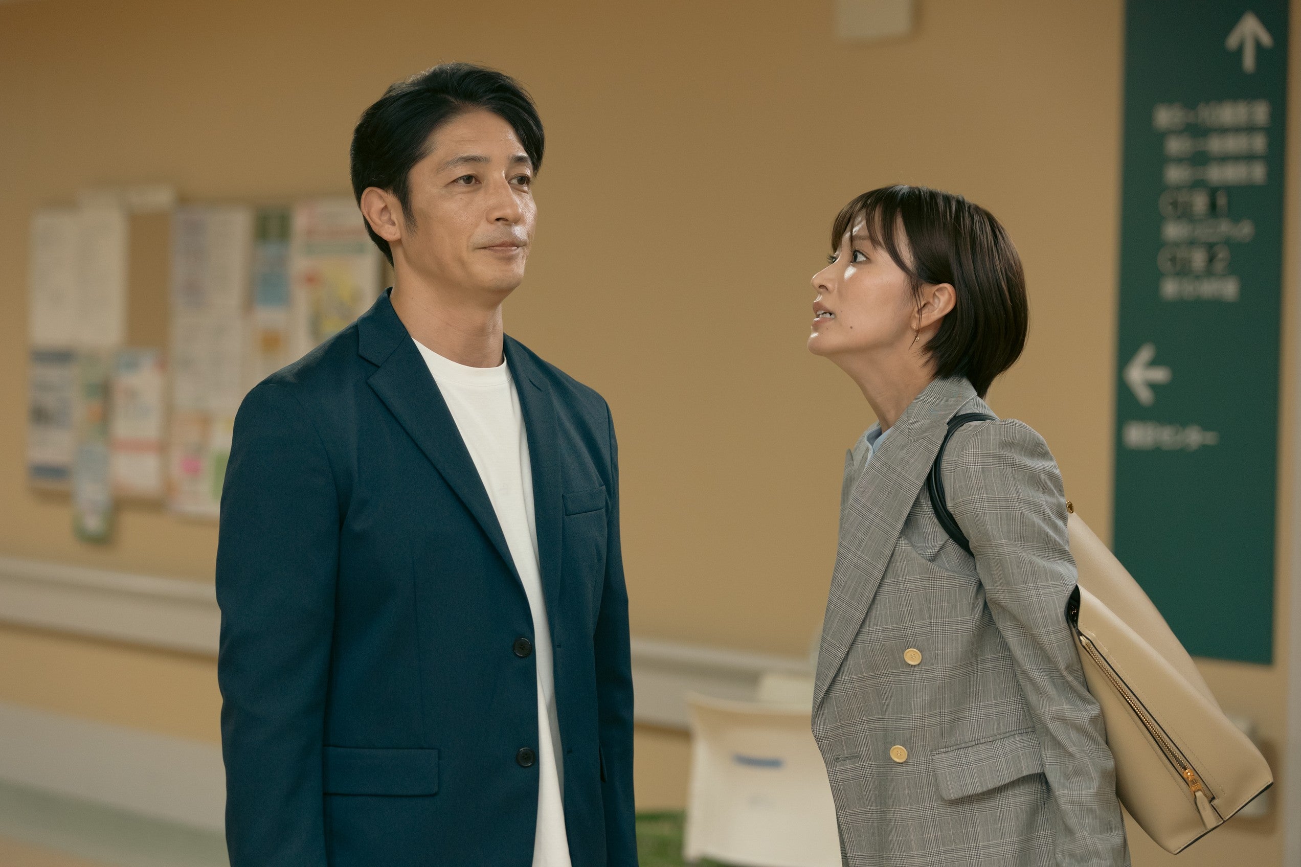 玉木宏、岡崎紗絵「プロフェッショナル 保険調査員・天音蓮」第1話（C）フジテレビ