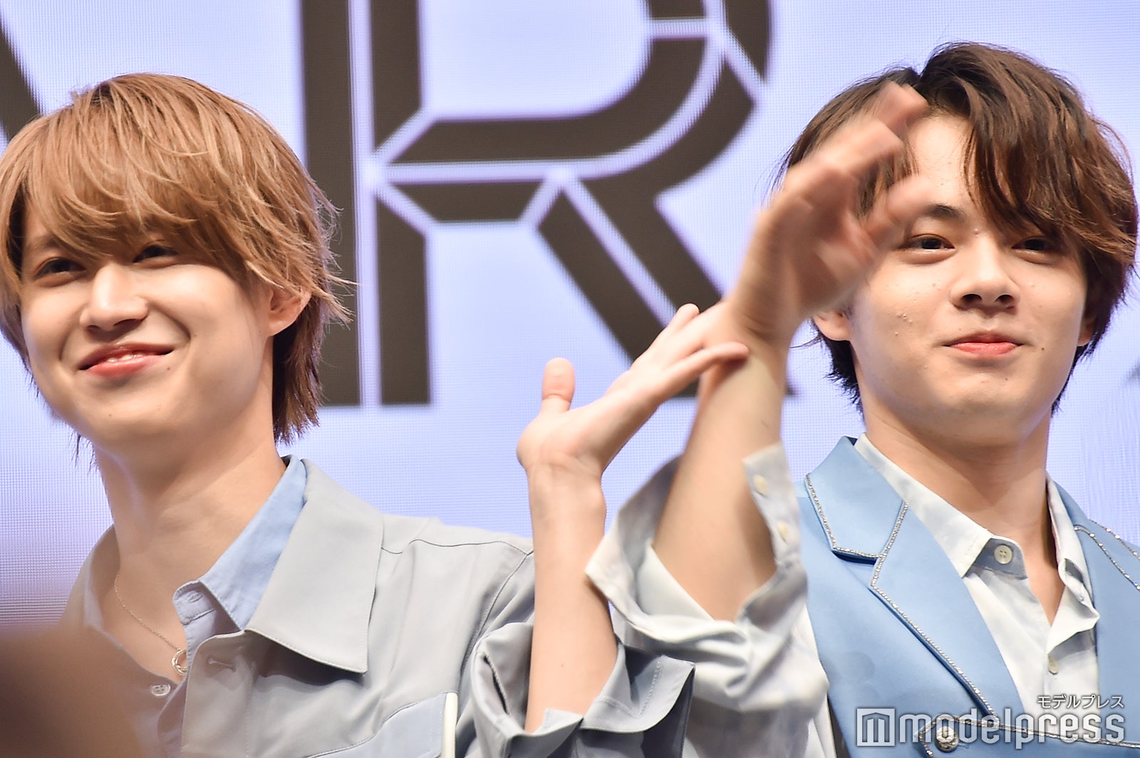 ムービー撮影中に白岩瑠姫にちょっかいをかける鶴房汐恩（C）モデルプレス （C）モデルプレス