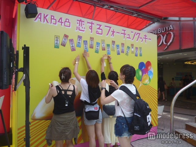 「恋するフォーチュンクッキー」発売記念イベントの模様