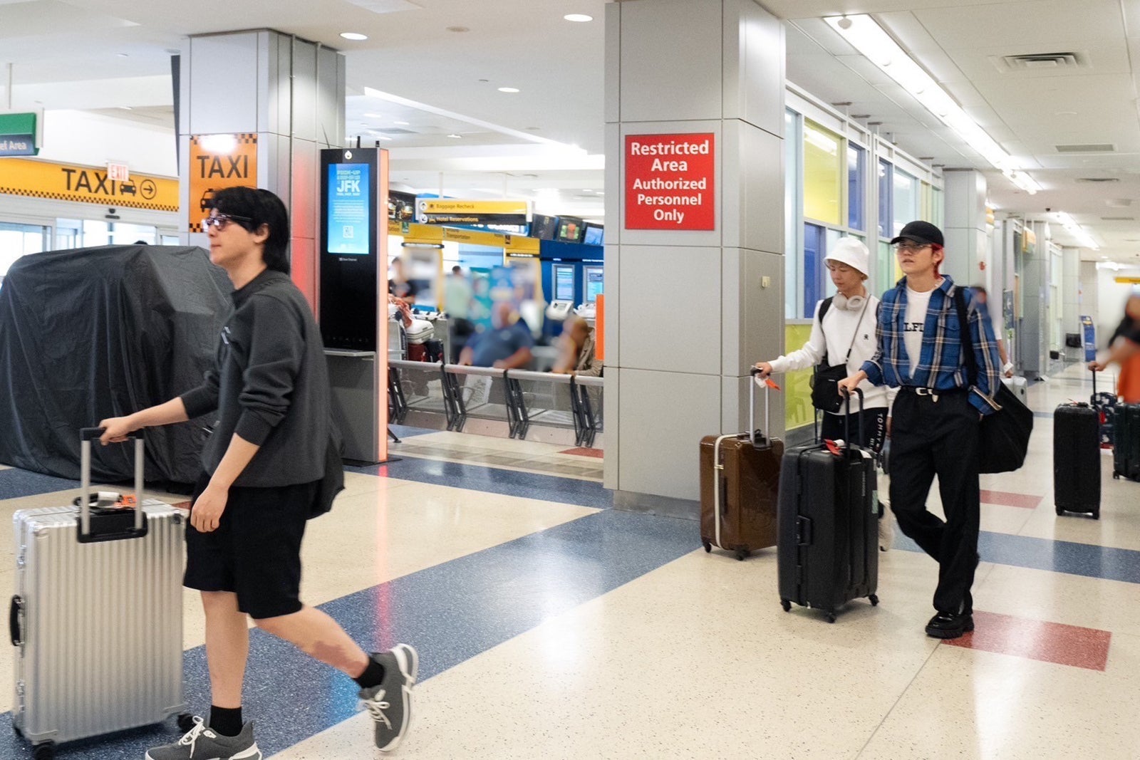 ニューヨークに到着したMrs. GREEN APPLE（独占カット）