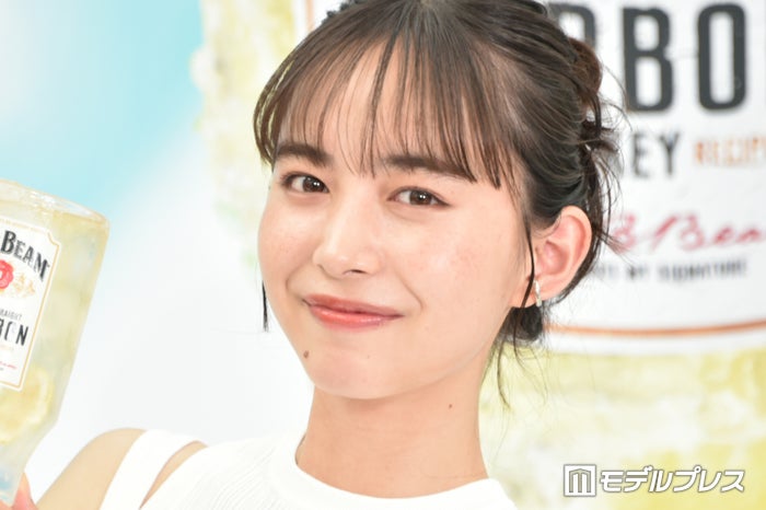 井桁弘恵、ショート丈トップスから美ウエストチラリ「ラインが綺麗すぎる」「神スタイル」と反響