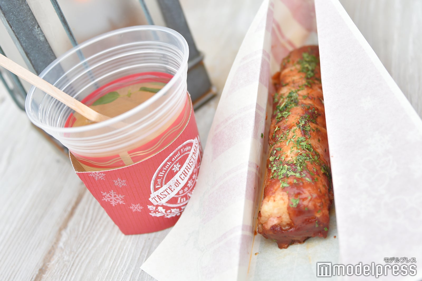 BBQポークライスロール（1本￥500）、ホットカクテル（柚子） （￥680） （C）モデルプレス（C）Disney