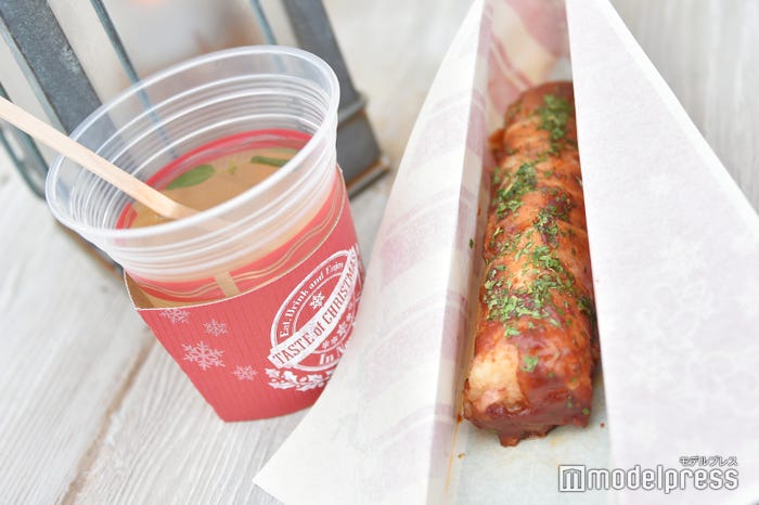 BBQポークライスロール(1本¥500)、ホットカクテル(柚子) (¥680) (C)モデルプレス(C)Disney