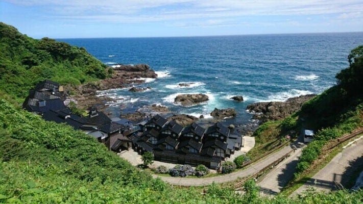 聖域の岬(珠洲岬)の展望台ブルーバードからの眺め。眼下に見える建物はランプの宿・よしが浦温泉(2019年7月撮影)