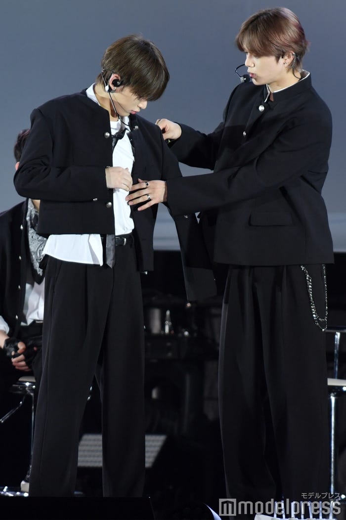 HARUAの着替えを手伝うK(NICHOLASのモノマネ実演中)(C)モデルプレス