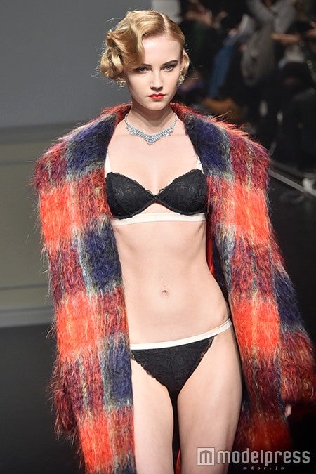 ブラックのランジェリーをチェックガウンでラフに（C）モデルプレス