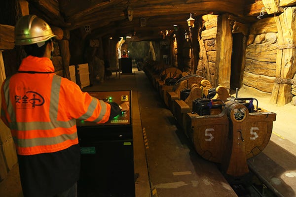 「七人のこびとのマイントレイン」/ファンタジーランド(C)Disney