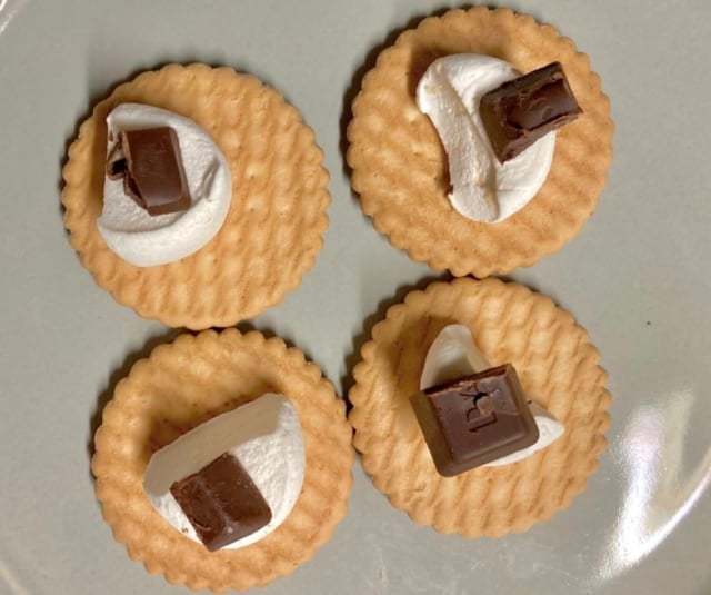 ビスケットとマシュマロの簡単おやつの作り方です。