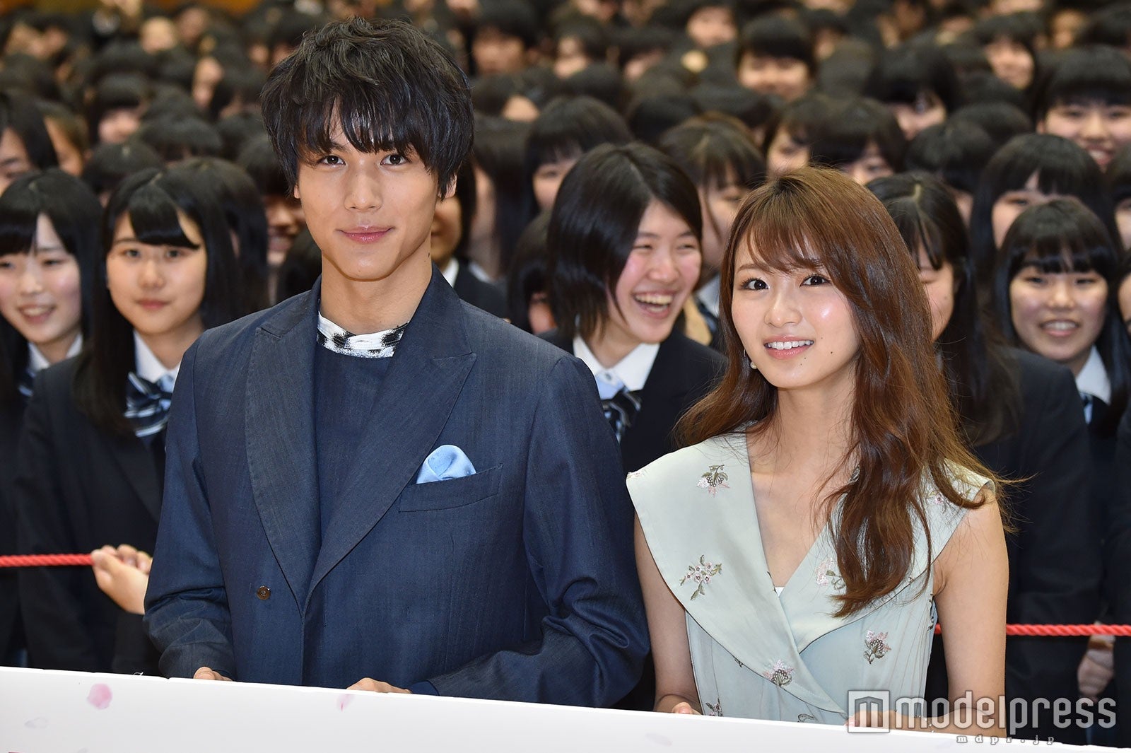 中川大志＆岡崎紗絵のサプライズに1200人興奮 “頭ポンポン”は「想像していたのと違う」