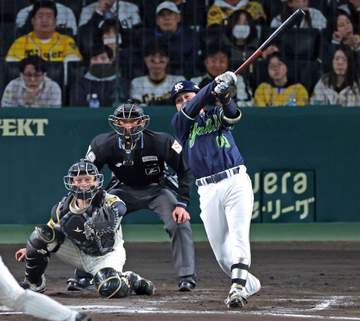 ヤクルトが逆転勝ちで単独首位守る 六回に増田が同点打→赤羽が勝ち越し打 12球団最遅の送りバントも