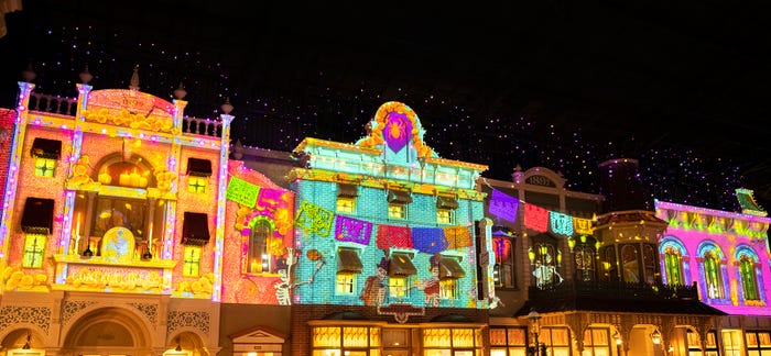 ワールドバザール内でも特別演出(C)Disney