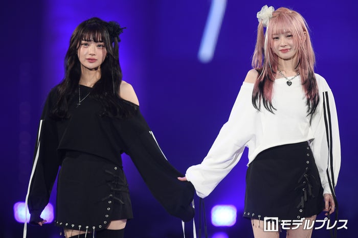 REIRIE黒宮れい＆金子理江、ミニスカ×ニーハイで美脚披露 対照的な魅力放つ【札幌コレクション2024SS】