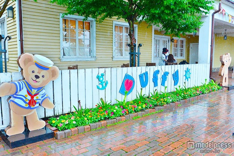 ダッフィーの文字がデコレーションされた柵