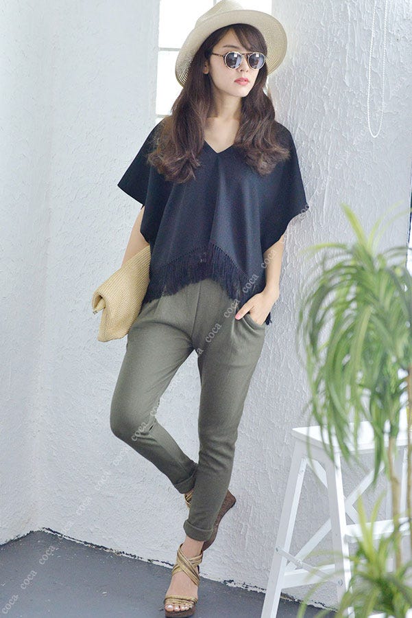 エスニックな深Vネックフリンジトップス「coca」2,790円(税込)/画像提供:coca