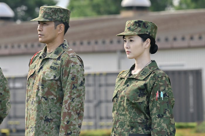 北村一輝、白石麻衣/「テッパチ!」第1話より(C)フジテレビ