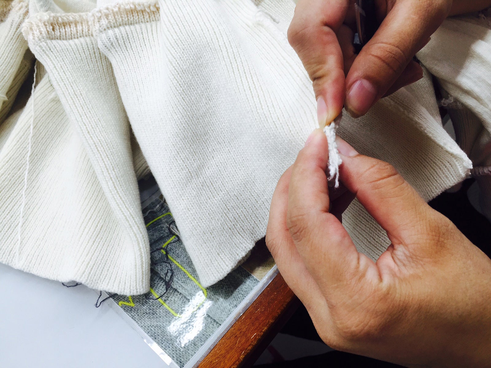 果てしない作業もカシミヤ100％へのこだわりがあるからできる