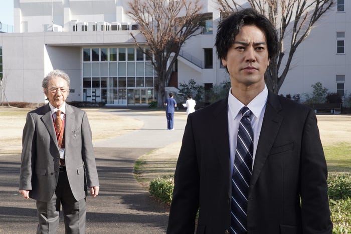 市村正親、桐谷健太「院内警察」第5話より(C)フジテレビ/共同テレビ