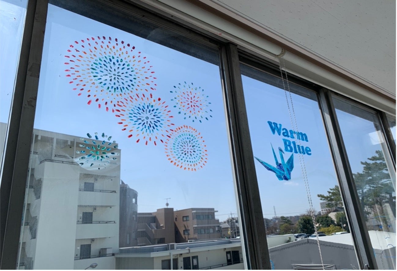 拭けば消せる「キットパス」で日本理化学工業の社員が食堂の窓に描いた絵（C）日本テレビ