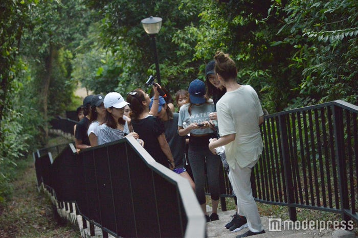 ウォーキングの様子 (C)モデルプレス