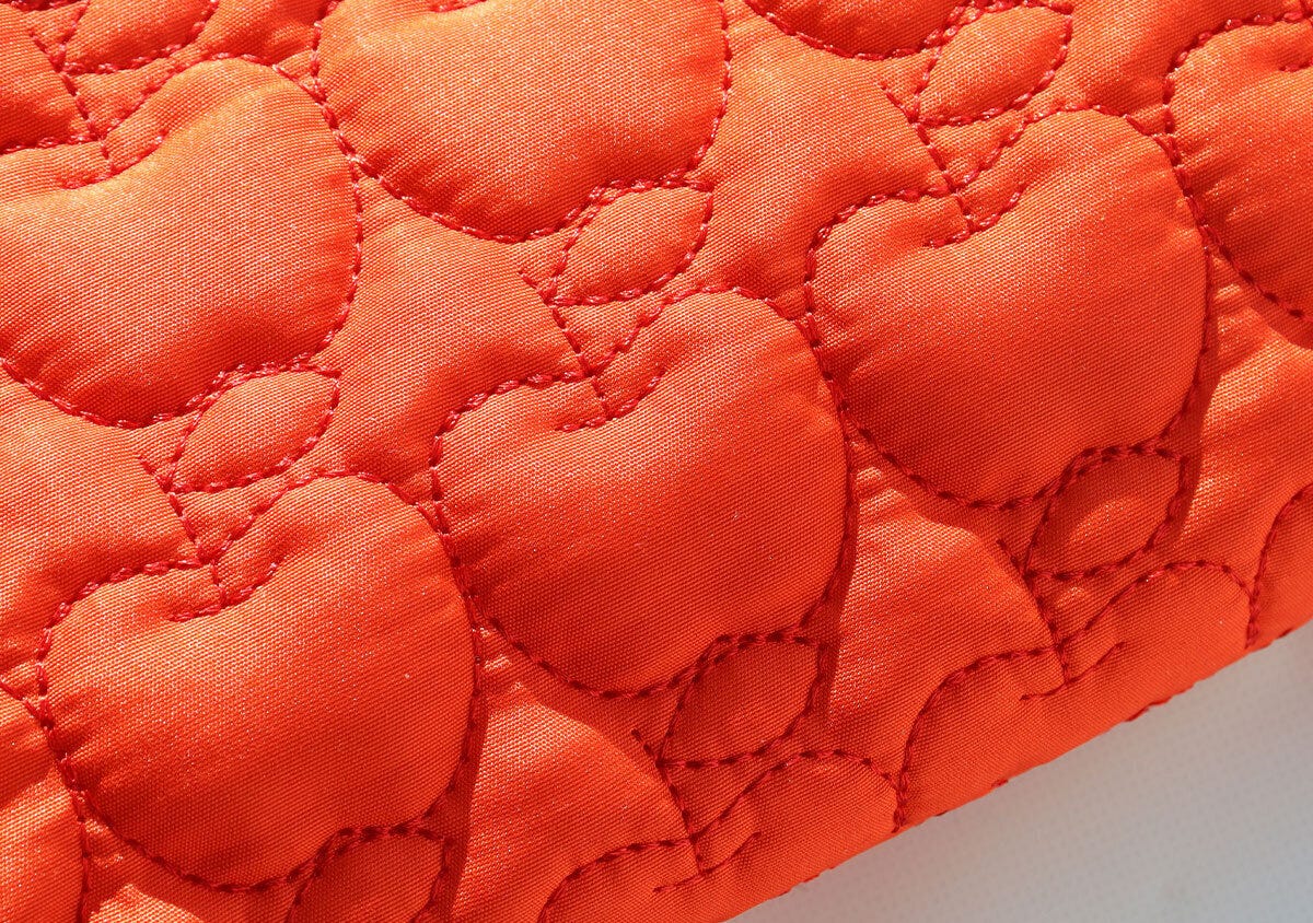 宝島社雑誌付録リンネル3月号増刊のハローキティのリンゴ柄のキルティング！刺しゅう入りがま口ポーチ3