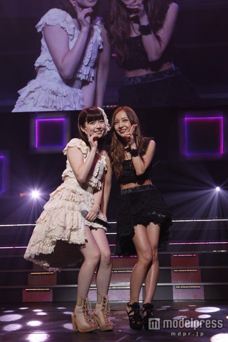 島崎遥香、板野友美（C）AKS