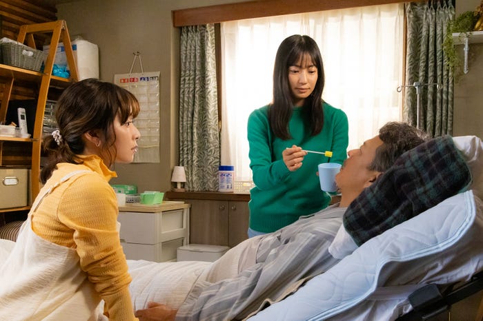 松岡茉優、菅野美穂、田中哲司「ゆりあ先生の赤い糸」第5話より(C)テレビ朝日