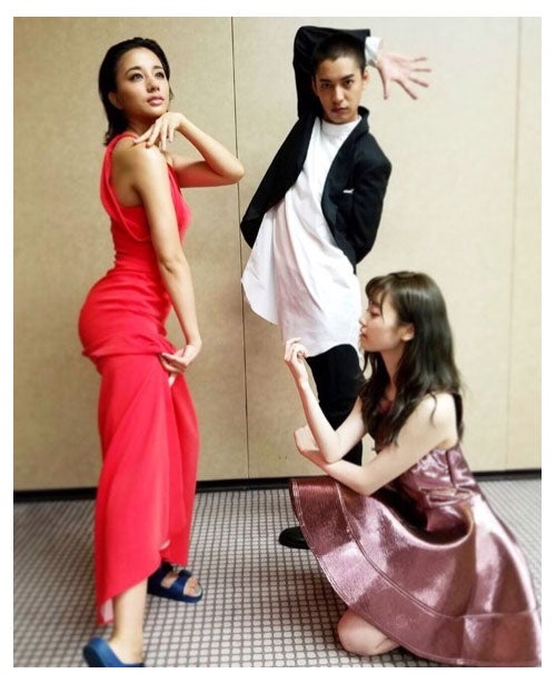 島崎遥香＆高橋メアリージュン＆大野拓朗「全員、ポーズ不明」な3ショットに反響「シュール」「全力でやってて大好き」