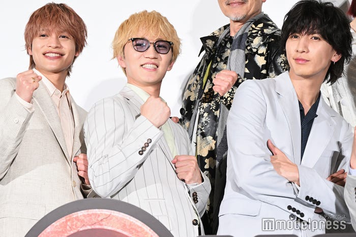 梅尽くしな夜を過ごしている中間淳太、アイドル・フレンチシェフ・狩人の三足のわらじの神山智洋、ワイン飲んで大人だと思っている藤井流星(C)モデルプレス