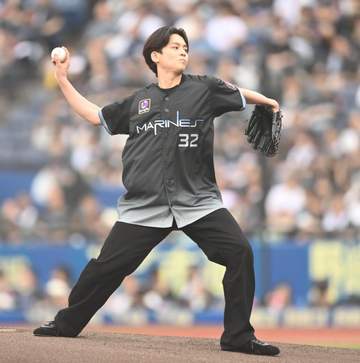 ONE N’ONLY沢村玲が始球式 グルグルと右腕回して気合 ノーバンならず「本当にこの舞台に立ててうれしい」