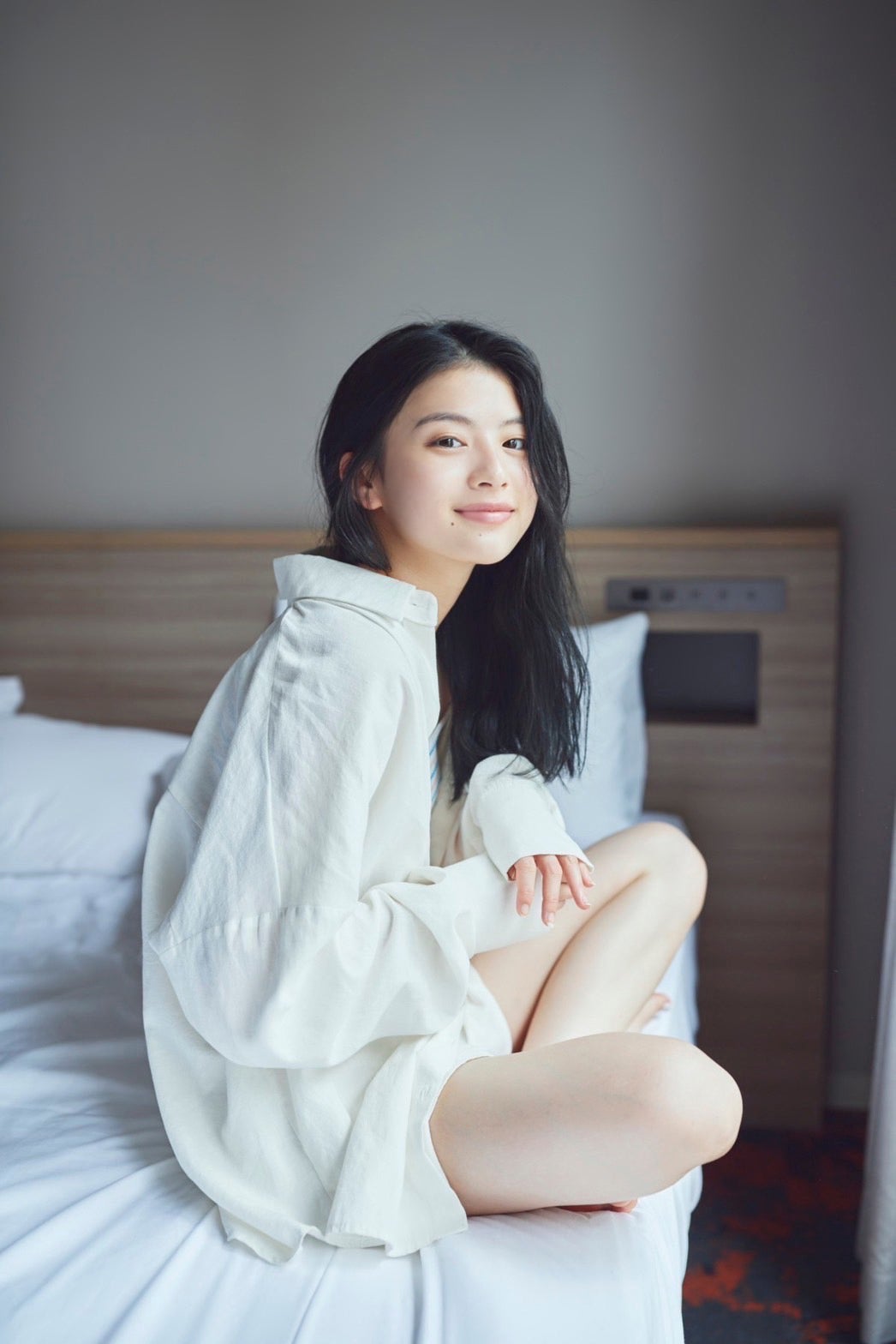 出口夏希、透明感際立つ美脚を披露 1st写真集先行カット公開