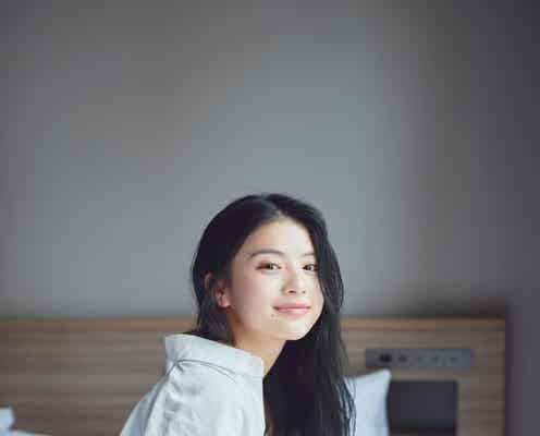 出口夏希、透明感際立つ美脚を披露 1st写真集先行カット公開